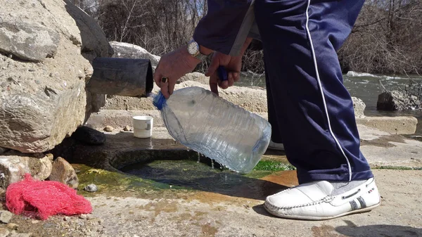 Gammal Man Fylla Plastflaska Med Termisk Dricka Vatten Från Naturliga — Stockfoto