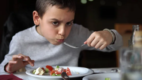 Knappe Jongen Eet Verse Fruit Salade Met Tomaat Peper — Stockfoto