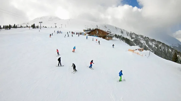 从滑雪缆车到滑雪道的鸟图 在山顶上飘浮强风和雪 慢动作 — 图库照片