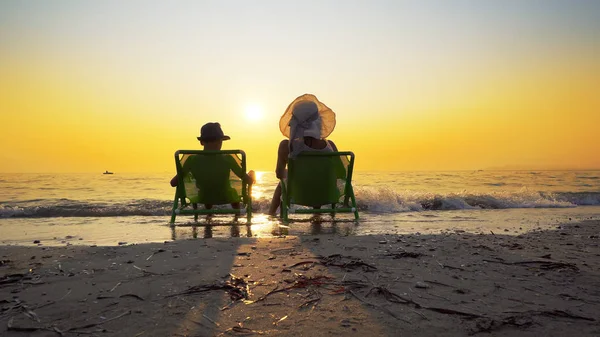 Mãe Filho Com Chapéu Sentado Cadeiras Praia Olhando Para Pôr — Fotografia de Stock