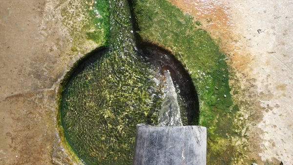 Flödet Vatten Naturlig Källa Rinner Från Ett Rör Landsbygden — Stockfoto