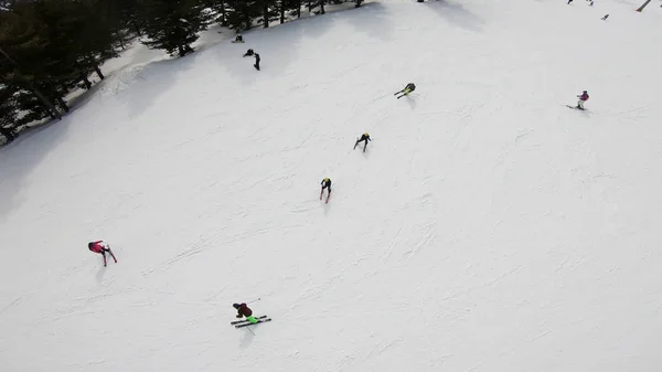 Ski Lift Férőhelyes Folyik Hegyen Emberek Snowboard Néző Lejtőn Lassú — Stock Fotó