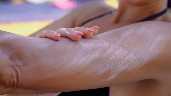 Modelo Feminino Aplicar Protetor Solar Creme Mão Ombro Sentado Praia — Fotografia de Stock