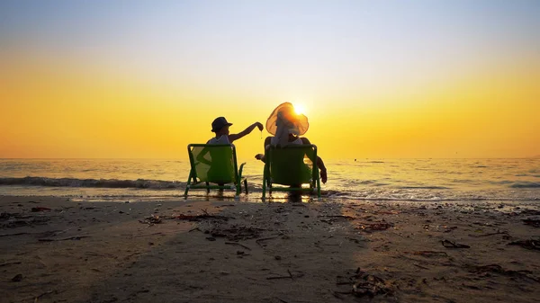 Мати Син Грають Піском Сидячи Пляжних Стільцях Проти Заходу Сонця — стокове фото