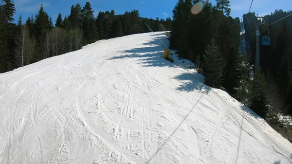危险的黑色斜坡卡林瓦洛格在班斯科与滑雪缆车在阳光明媚的天 — 图库照片