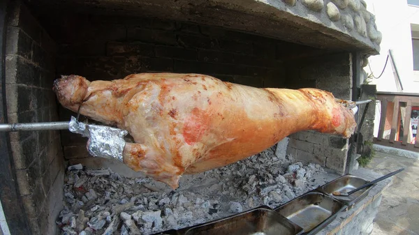 整只羊肉在木炭煤上的旋转吐槽上烹饪 为商业宴会做好准备 — 图库照片