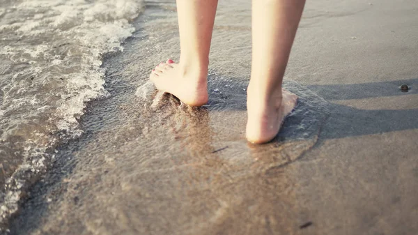 Seguindo Uma Descalça Pés Femininos Andando Salpicando Ondas Água Mar — Fotografia de Stock