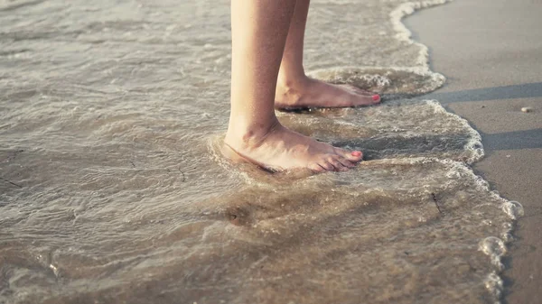 Gros Plan Femmes Jambes Nues Marchant Sur Côte Mer Éclaboussées — Photo