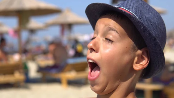 Niño Playa Con Sombrero Mirar Sol Hacer Muecas Divertidas Caras —  Fotos de Stock