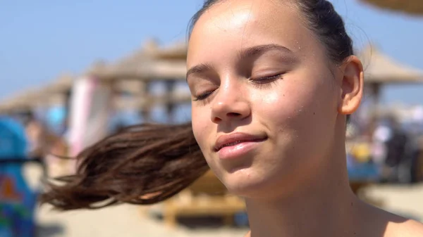 Krásný Šťastný Dospívající Dívka Zubní Rovnátka Úsměv Kamery Sedí Pláži — Stock fotografie