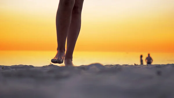 Csupasz Lábakat Láb Fiatal Latin Amerikai Lány Gyaloglás Ocean Beach — Stock Fotó