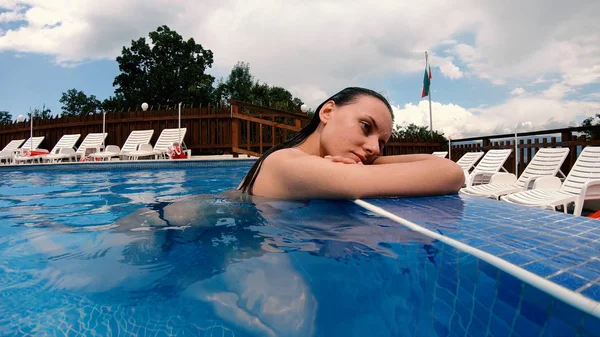 럭셔리 수영장 가장자리에서 편안한 — 스톡 사진