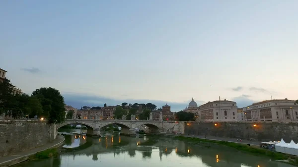 夕暮れ時ローマ イタリアのヴィットリオ エマヌエーレ 世のポンテ橋と川テヴェレのパノラマ ビュー — ストック写真