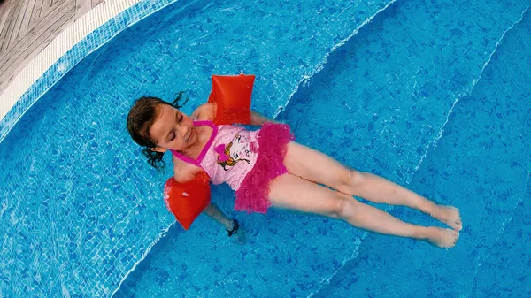 Κοριτσάκι Φουσκωτά Μπρατσάκια Μαθαίνει Κολύμπι Στην Πισίνα Ρηχά Νερά Top — Φωτογραφία Αρχείου