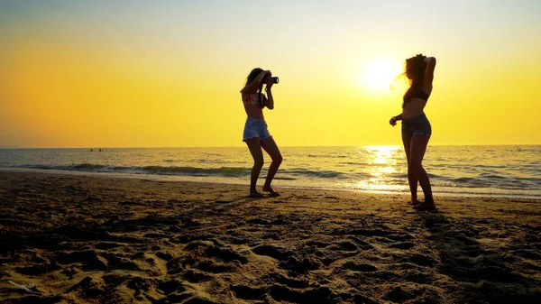 Módní Model Dívka Pózuje Západ Slunce Nad Pláží Focení — Stock fotografie