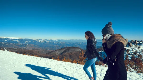 Zwei Schöne Glückliche Teenager Lächelnd Und Auf Winterlichem Schnee Den — Stockfoto