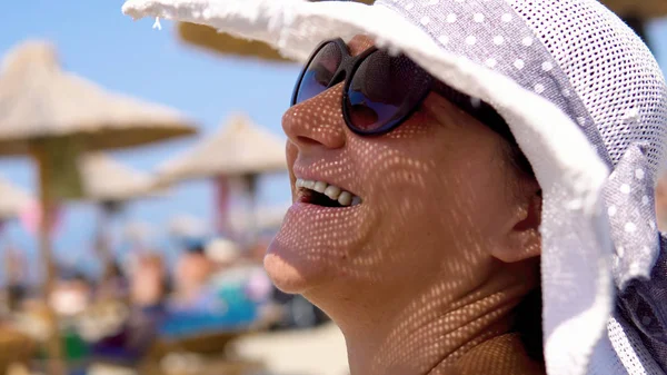 Close Face Young Summer Sexy Woman Wearing Hat Sunglasses Outdoors — Stock Photo, Image