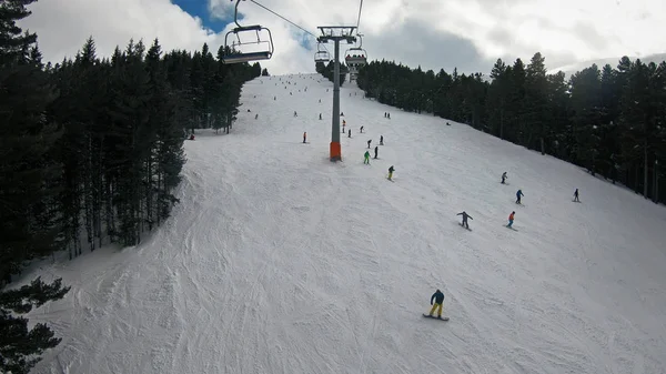 Stoeltjeslift Top Van Piek Luchtfoto Van Skipiste Skiërs Snowboarder Glijden — Stockfoto