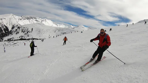 Esquiador Esquiando Cuesta Abajo Las Altas Montañas Día Soleado —  Fotos de Stock