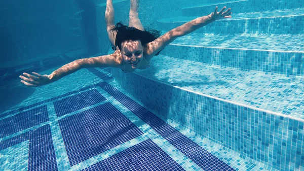 Engraçado Adolescente Menina Vai Debaixo Água Fazendo Caretas Rosto Bolhas — Fotografia de Stock