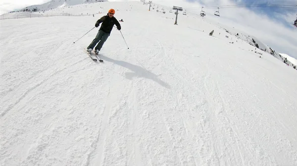 Esquí Invierno Vacaciones Esquí Siguiendo Joven Esquiando Por Pista Esquí —  Fotos de Stock