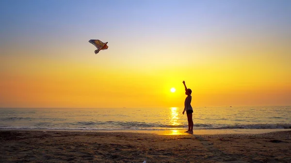 Menino Com Chapéu Praia Costa Mar Brincar Com Pipa Voadora — Fotografia de Stock