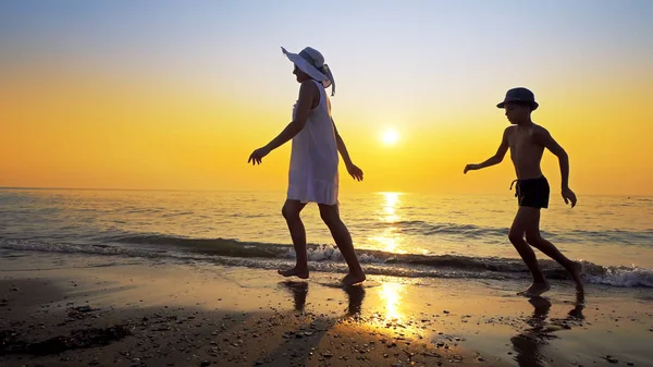 Turismo Viagens Férias Adorável Família Divertindo Praia Contra Pôr Sol — Fotografia de Stock