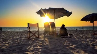 Durres, Arnavutluk, sinematik vintage filtre efekti yumuşak tarzı ile lüks Beach plaj Günbatımı keyfi kıdemli insan silüeti
