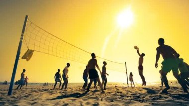 Gün batımı keyfi kavramı, ağır çekim, plaj voleybolu
