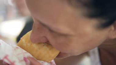 Genç bir kadın öğle yemeğinde donör kebabı yiyor. Lezzetli bir shawarma yer. Fast food konsepti