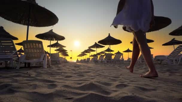 Sexig Kvinna Roligt Hoppa Vrida Tom Vacker Strand Med Halmparasoll — Stockvideo