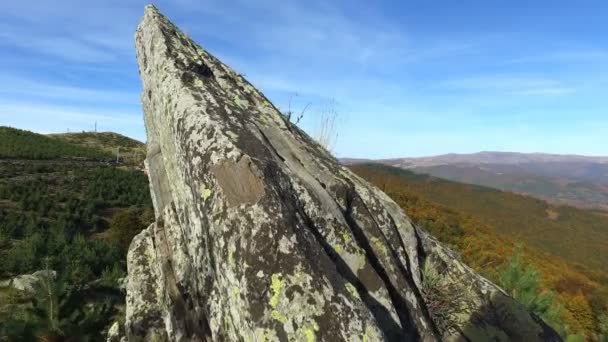 Caminante Pov Caminando Terreno Rocoso Montaña Con Formaciones Rocosas Naturales — Vídeos de Stock