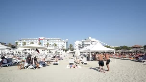 Luxus Strandkorb Und Sonnenschirm Strand Sonnigen Tagen Filmische Steadicam Aufnahme — Stockvideo