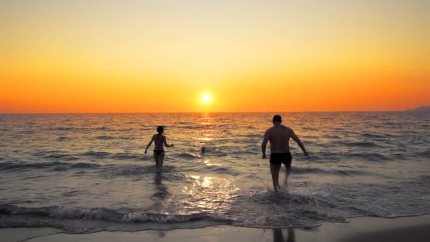 Gruppo Familiari Felici Giovani Che Corrono Spiaggia Sul Bellissimo Tramonto — Video Stock