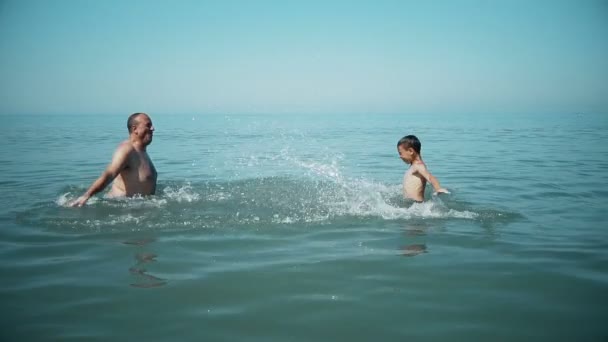 Két Ember Apa Fia Családi Játszani Tengeri Víz Fröccsen — Stock videók