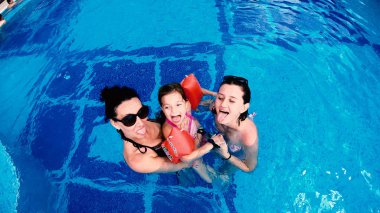 Aile rahatlatıcı lüks outdoors havuzu, ağır çekim, havadan görünümü