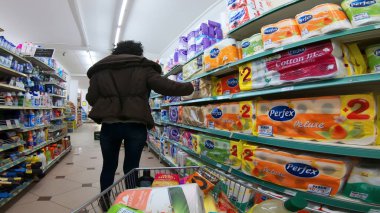 Üsküp, Makedonya - Mar, 2018 dolaylarında: Kadın alışveriş, market alışverişi veya alışveriş arabası veya market manzarası. Tüketim ve insan kavramı 