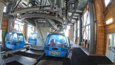 Bansko, Bulgaristan - Mar, 2018 yaklaşık: Pov gondol kabin teleferik varış istasyonu dağın zirvesinde, dan. Kayakçı ve Bansko insanlardan Banderitsa kayak yamacı istasyonuna Pirin Dağı'nda ulaşım