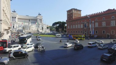 Rome, İtalya - 16 Haziran, 2017: Piazza Venezia trafik ile Altare della Patria, ulusal anıt Roma, İtalya