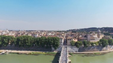 Roma, İtalya 'da St. Angelo ve Vittorio Emanuele II köprüleri ile Tiber Nehri üzerinde hava manzarası
