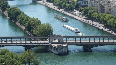 Paris metro tren havadan görünümü üzerinde Seine Bir-Hakeim köprüden