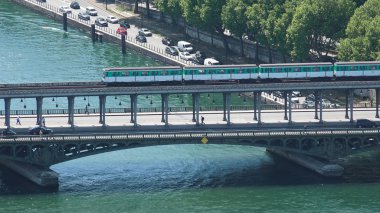 Paris metro tren havadan görünümü üzerinde Seine Bir-Hakeim köprüden