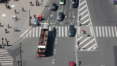Arabalar ve insanlar Paris, Fransa ile meşgul bir kavşak aşağı Eyfel kulesinin üstünden görüntülemek