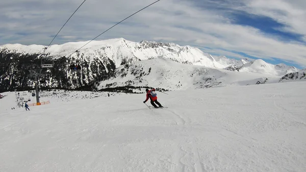 Equitazione Montagna Lungo Pista Sulla Stazione Sciistica Alpina — Foto Stock