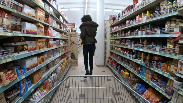 Skopje Macedônia Circa Mar 2018 Casal Shopping Supermercado Man Pov — Fotografia de Stock