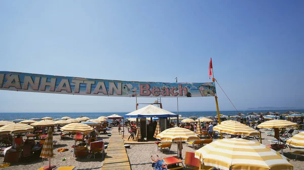 Durres Albania Aug 2017 Tourist People Visiting Famous Manhattan Beach — Stock Photo, Image