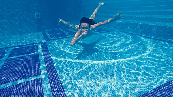 Adolescente Atraente Nadando Debaixo Água Piscina Luxo Com Nariz Fechado — Fotografia de Stock