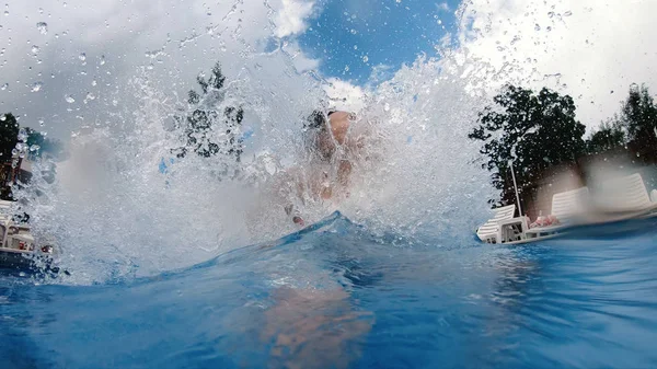 Adolescente Biquíni Desliza Para Baixo Uma Corrediça Plástico Espirrando Piscina — Fotografia de Stock