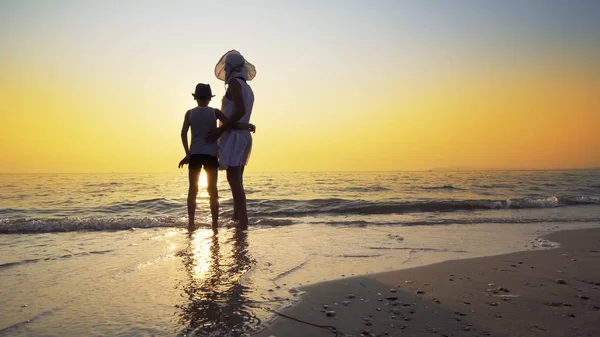 Mother White Dress Hat Son Hat Standing Barefoot Beach Looking — Stock Photo, Image