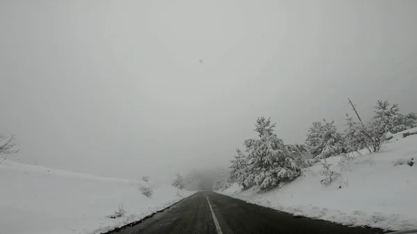 Pov Jazdy Zimą Śniegu Blizzard Słaba Widoczność Górskiej Drodze Wiejskiej — Zdjęcie stockowe